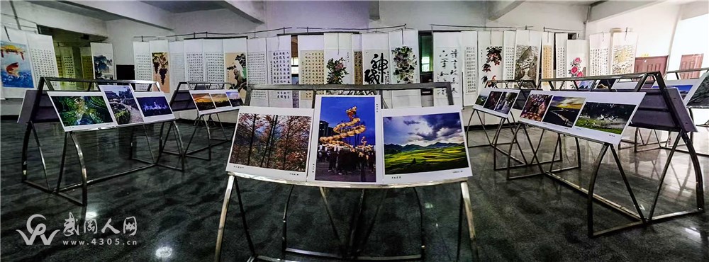 载歌载舞庆重阳，桑榆未晚霞满天  ――武冈市老干部大学重阳节活动侧记