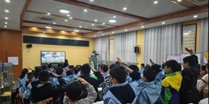 高举队旗跟党走 文明实践育新人——光明小学举行学习贯彻习近平总书记重要贺信精神主题升旗仪式