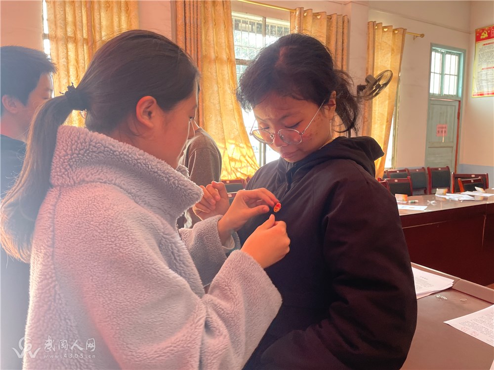 朱溪中学举行2025年秋季学期新团员入团仪式 青春誓言筑梦前行