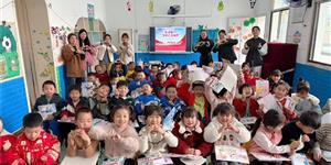 春风送暖润童心 雷锋精神伴成长——邓元泰镇中心幼儿园开展“三月学雷锋”关爱留守儿童春风活动