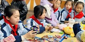 以爱之名，赴一场温暖之约——市第二实验小学开展爱心义卖募捐活动