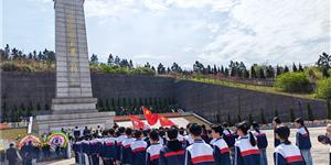 承先烈遗志 传不朽精神——武冈十中开展2026年清明节烈士陵园祭扫活动