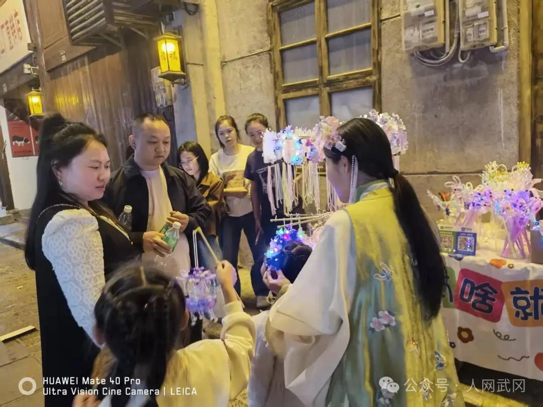 夜游武冈西直街有感：东风吹落花千树！