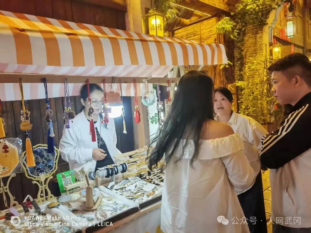 夜游武冈西直街有感：东风吹落花千树！