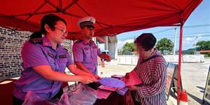 武冈交警“花式”送安全：扇子摇摇知识入脑 大热天把平安“扇”进家门
