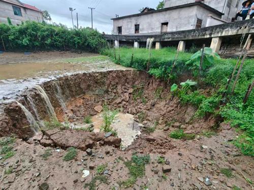 突发！武冈大山村暴雨后地面塌陷现8米大坑，6户15人及时转移无伤亡